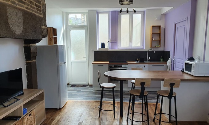 Villedieu-les-Poeles Apartamento | Fully furnished and equipped apartment in the courtyard of the Haut Manoir