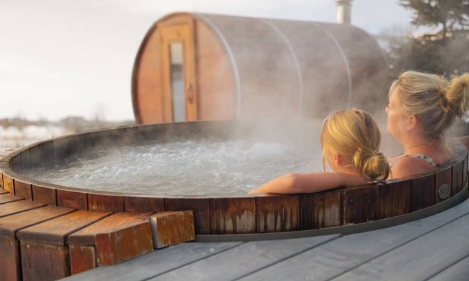 Gimli Casa | Lake Front Home with Private Beach in Gimli - Full Spa Amenities Hot Tub & Sauna