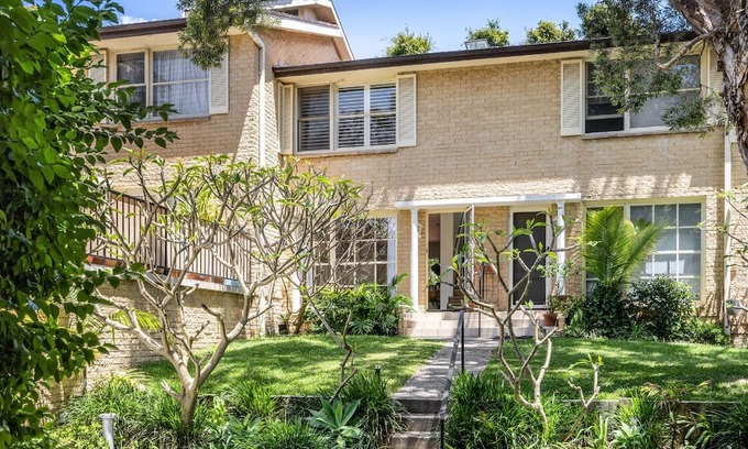 Dee Why Casa | Private Dee Why Townhouse-Relaxed Coastal Retreat with Pool/10 min walk to beach