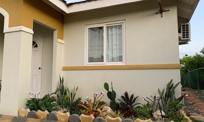 Arvonia Cama Y Desayuno | Charming bed & breakfast in lovely St. Elizabeth Parish with AC