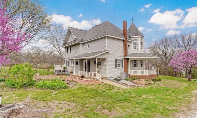 Ozark Casa | Gatsby-Inspired Victorian Farmhouse - Farm feel only 5min from city amenities