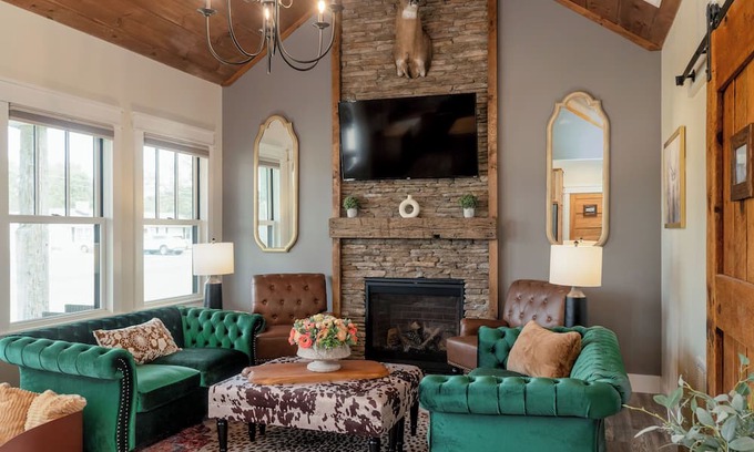 Grottoes Casa | Luxury Stay/ 2-Suite Retreat with King Beds/Near JMU, Shenandoah & Wineries