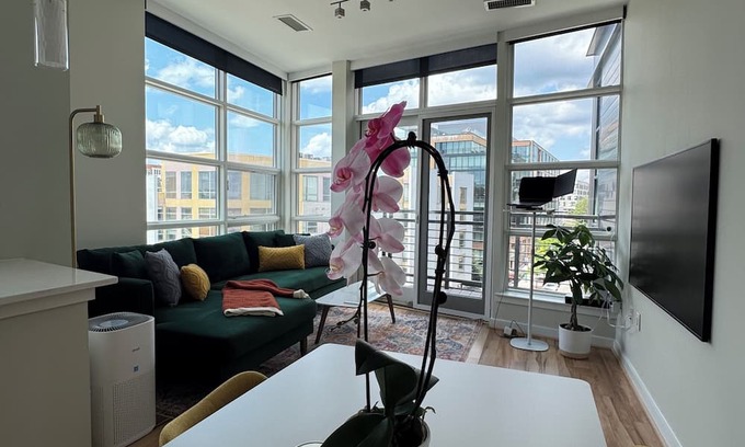 Cardozo Apartamento | Sunny U Street + Balcony & Views