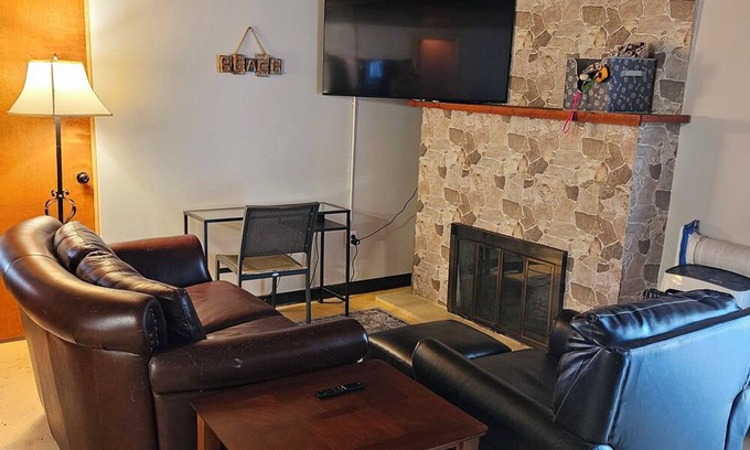 Au Gres Cabina | Rustic-Chic 2 bdr Pet Friendly Log Cabin, Steps to Lake Huron