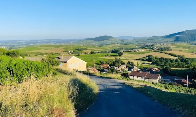 Lantignie Cabaña | Gîte 'Gite De Clairette Et Nono' with Private Terrace and Wi-Fi