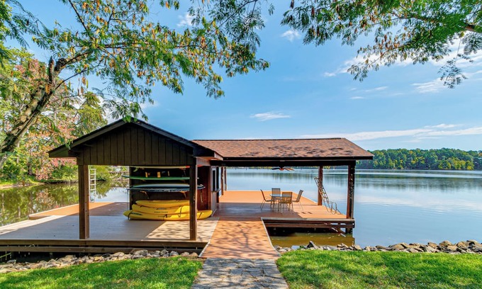 Semora Cabina | Hyco Lake Escape w/ Deck & Dock: Families Welcome!