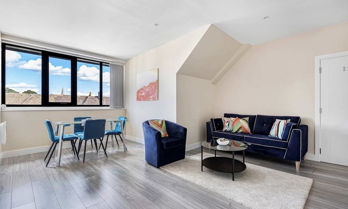 Sutton Apartamento | City Service Lets | Large Cheam 1 Bed with Parking | Long Stays Welcome