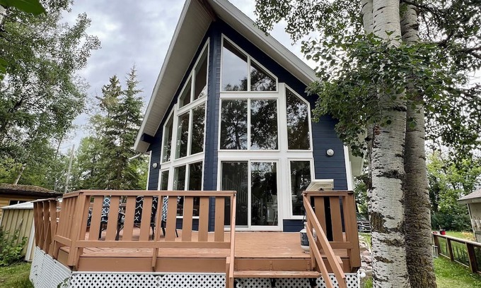 Division No. 8 Cabina | Spacious four season lake front Cabin on Gull Lake