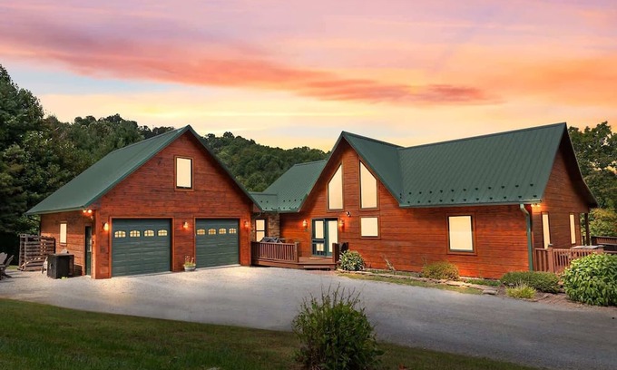 Sparta Casa | ‼️Cozy 3BR Bloff Hytte w/Mountain Views and BBQ