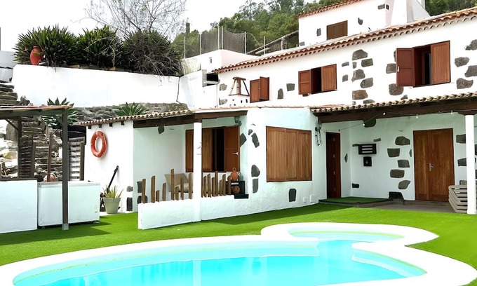 Arucas Casa | Holiday Home 'Ohana Paula' with Sea View, Private Pool and Private Terrace