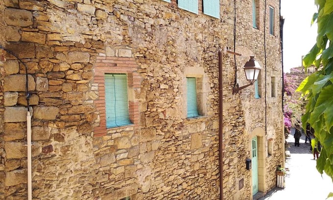 Peratallada Casa | Holiday Home 'Casa Peratallada' with Wi-Fi and Air Conditioning