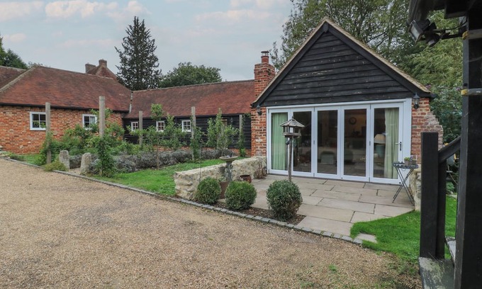 Five Oak Green Cabaña | THE PIGGERY, with open fire in Kings Hill