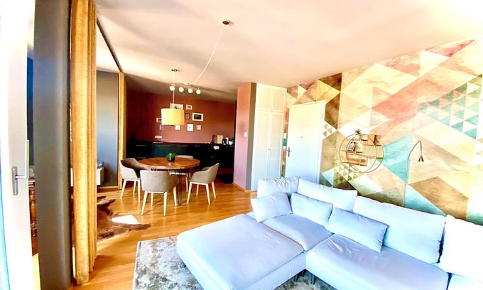 Zentrum Apartamento | Holiday Home 'Am Schloßteich' with Private Terrace and Wi-Fi