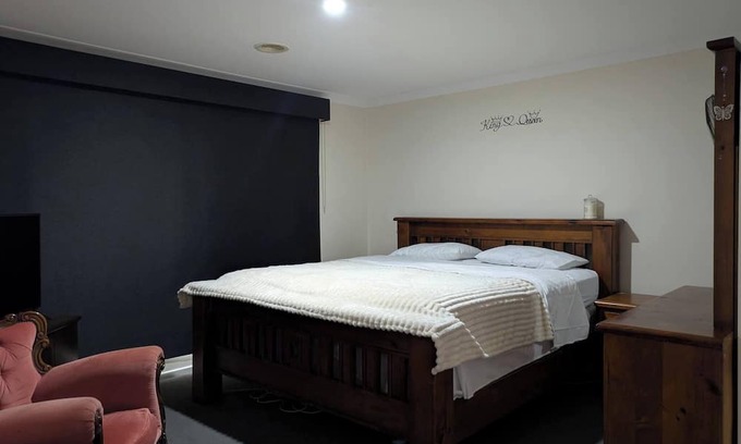 Drouin Casa | Cosy spacious hill holiday home