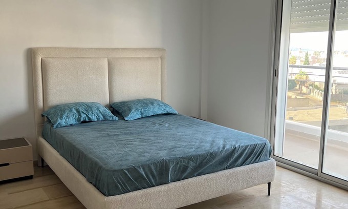 Bou Mhel el-Bassatine Apartamento | Cool 2-bedroom apartment with AC in Bou Mhel el-Bassatine