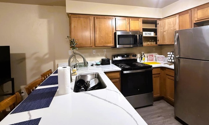 Burns Park Apartamento | * NEW * 4BR Retreat | Heart of Campus w/ Parking