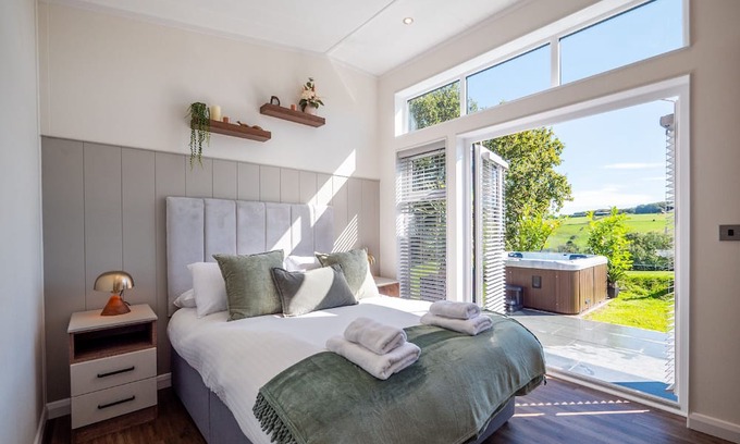 Totnes Cabina | Stylish 3-Bed Lodge with Golf & Spa Access