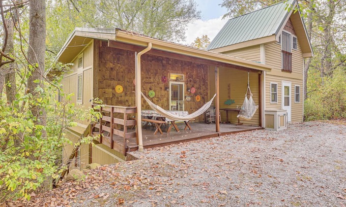 Paris Cabaña | Cottage By the Pond: Serene Northeast Ohio Retreat