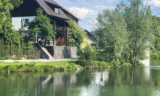 Zagradec Cabaña | Cozy 2-Bedroom Countryside Cottage by the River, Just Outside Ljubljana