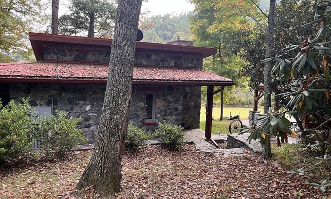 Floyd Casa | New! Stone Haven Cottage by Buffalo Mountain Getaway