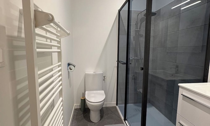 Saintes Cama Y Desayuno | Room with bathroom and toilet in shared apartment, kitchen