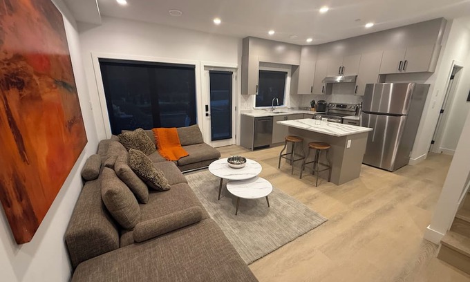 West Vancouver Casa | Modern 2BR Coach House, West Van- New Construction