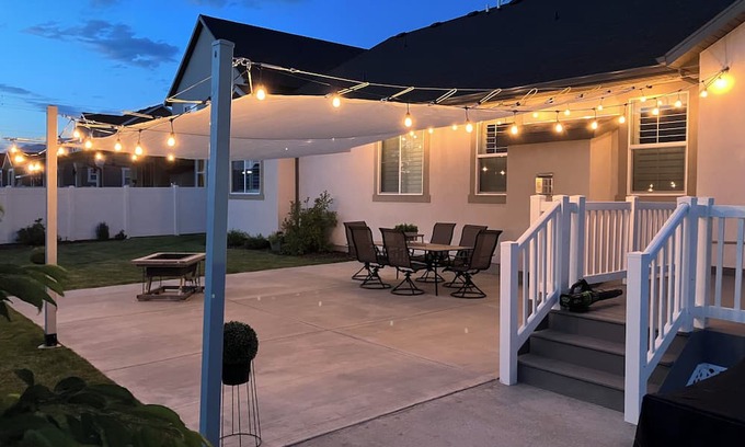 West Haven Casa | Farmhouse 4-bedroom 4-bath in West Haven