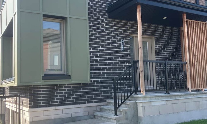 Ottawa Division Apartamento | Elegant 2 bdrm Home w/King Bed & free parking