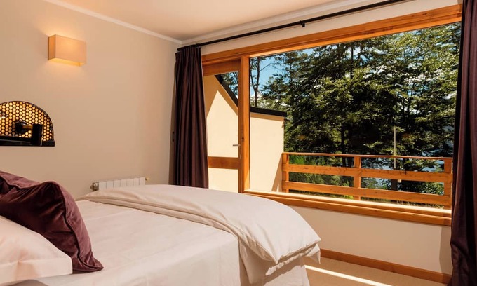 Barrio Correntoso Cama Y Desayuno | Tremendous 8-bedroom bed & breakfast in Villa La Angostura. Vistas al lago.