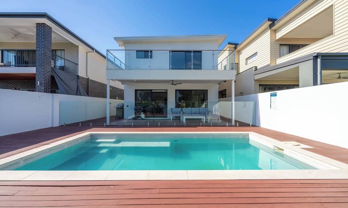 Helensvale Casa | Waterfront Wonder - Pool, Views & Luxury Stay