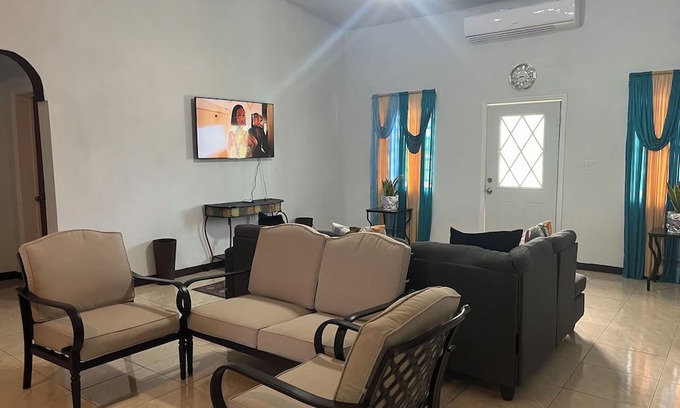 Basseterre Apartamento | Spacious 4-bedroom apartment in adorable Historical Sandy Point with AC