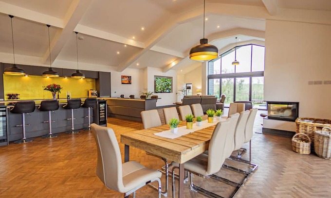 Rugeley Casa | RURAL LUXURY BARN SLEEPS 9 - 6 SEAT HOT TUB - LARGE EXTENSIVE PATIOS WITH VIEWS