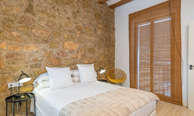 Balaguer Apartamento | Bed and Breakfast 'Habitació Doble' with Shared Terrace, Wi-Fi and Air Conditioning