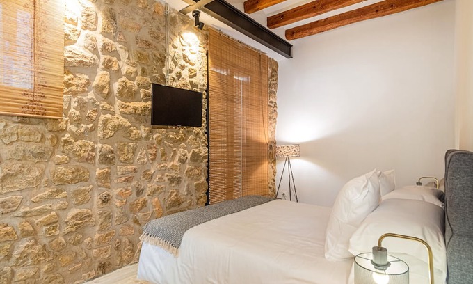 Balaguer Apartamento | Bed and Breakfast 'Habitació' with Shared Terrace, Wi-Fi and Air Conditioning
