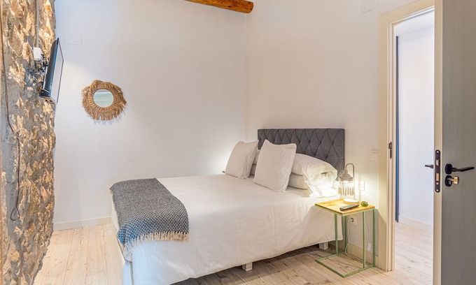 Balaguer Apartamento | Bed and Breakfast 'Habitació Doble' with Shared Terrace, Wi-Fi and Air Conditioning