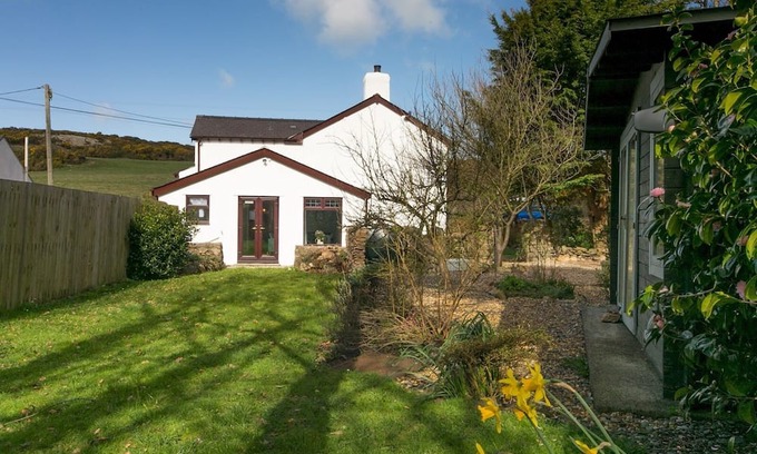 Pen-y-sarn Casa | Pass the Keys | Modern, Character Welsh Cottage with Garden