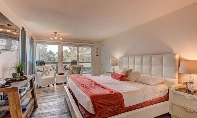 Otter Rock Apartamento | Ocean-View Room with Private Deck + Kitchenette