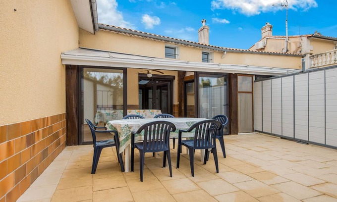 Saint-Seurin-de-Cadourne Casa | Holiday Home 'La Maréchale' with Private Garden, Wi-Fi and Air Conditioning