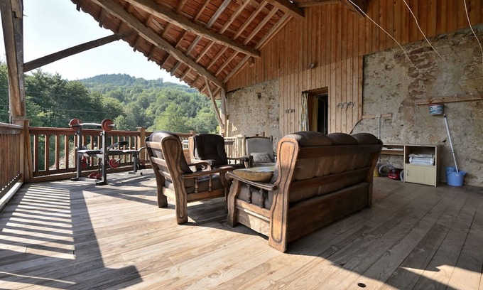 Castelnau-Durban Casa | Holiday Home 'Au Milieu Des Chevaux Mérens' with Private Terrace and Balcony