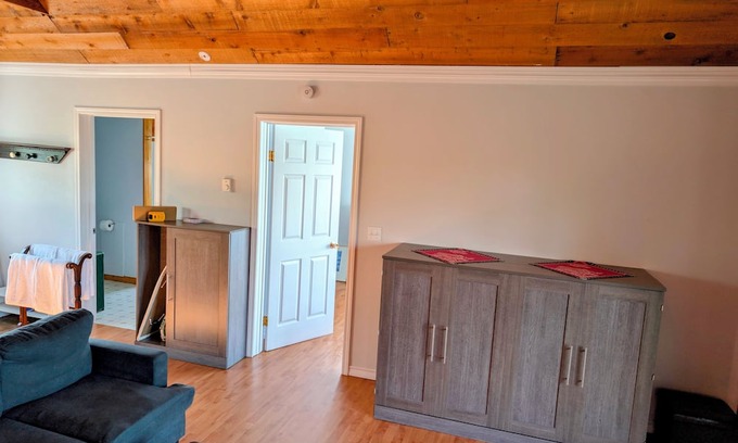 Alert Bay Cabaña | Cliff Haven on the Bay - Ocean, Bay, & Mountain View, 1 bdrm Cottage