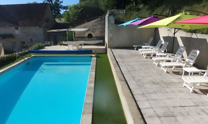 Mondion Casa | Gîte 'La Fromagerie' with Shared Pool, Private Terrace and Wi-Fi