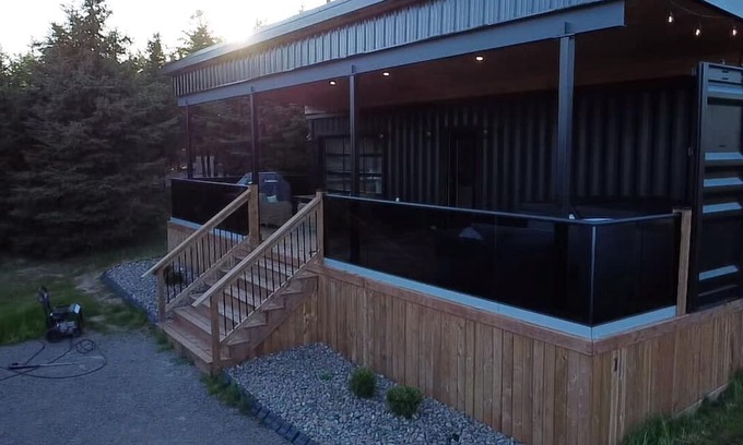 New Glasgow Cabaña | The Woodlot Cabin # 1(Coyote Den) Hot tub , cold plunge close to Cavendish