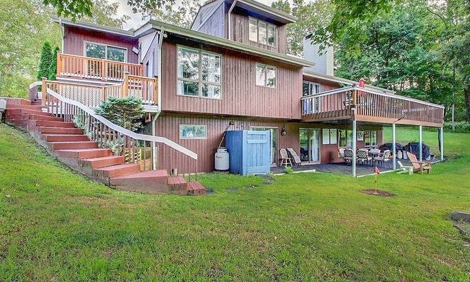 Newton Casa | Lakefront Family Retreat~Private Pool~Game Room