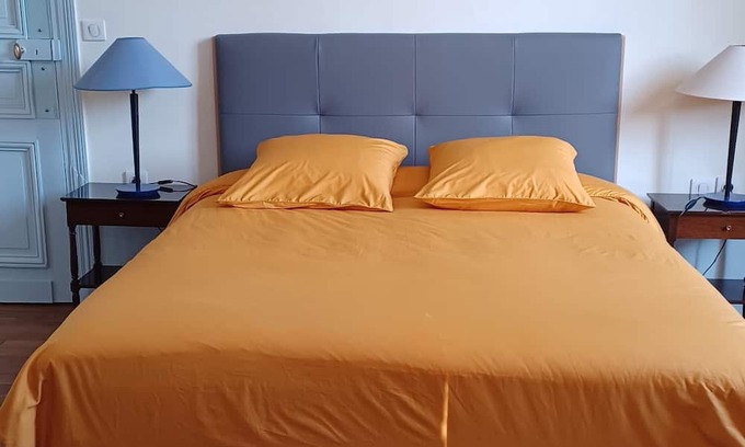 Hinacourt Cama Y Desayuno | Guest room on 1st floor of château