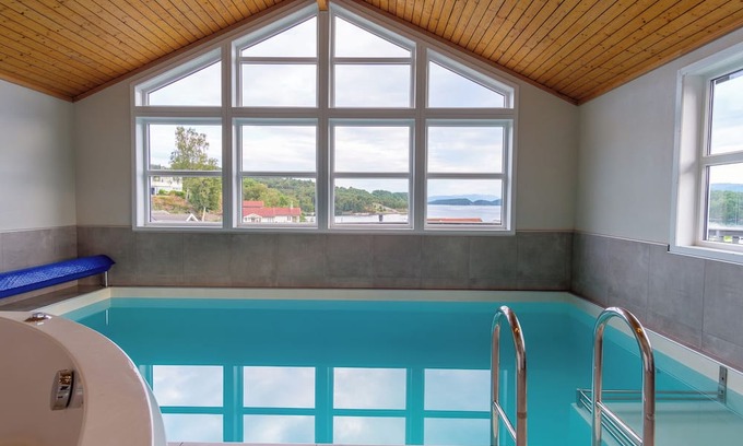 Sveio Cabina | Exclusive sea cabin w. Pool, sauna and hot tub