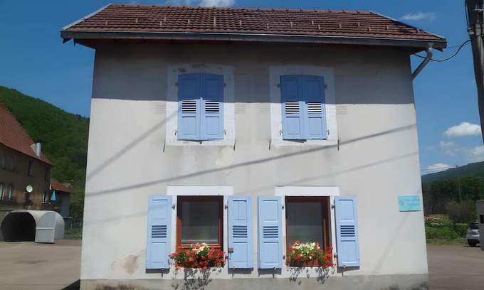 Servance-Miellin Casa | Holiday Home 'Charmante Maison Les Volets Bleus' with Private Garden and Wi-Fi