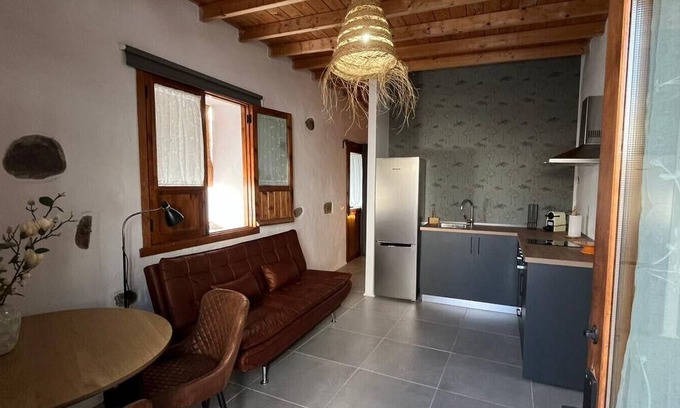 Tabayesco Apartamento | Haría Holidays with Mountain Views, Shared Pool and Wi-Fi