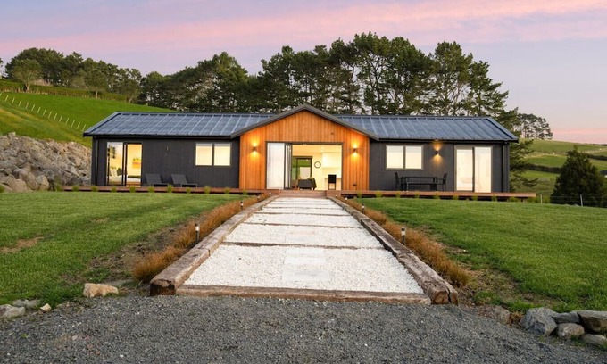 Bombay Casa | Stunning Modern Hillside Haven near Pukekohe