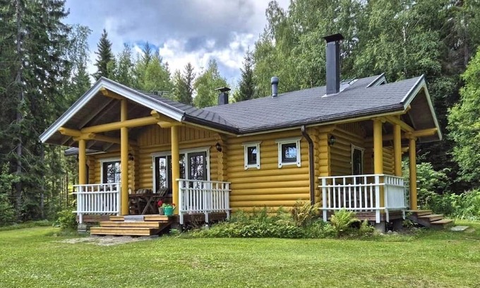Hiukkajoki Casa | Yellow vacation home