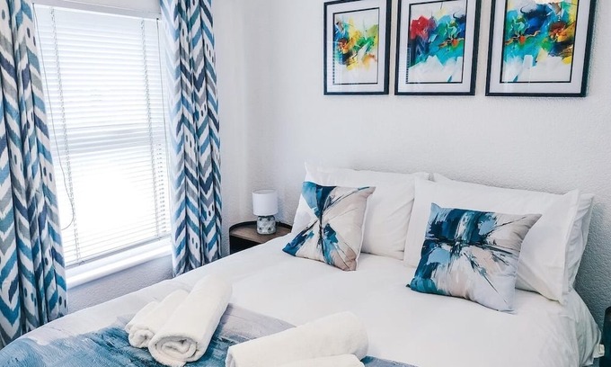 Lisburn Casa | 3 Bedroom House, 16 minutes to Belfast, Parking by StaybyNumbers